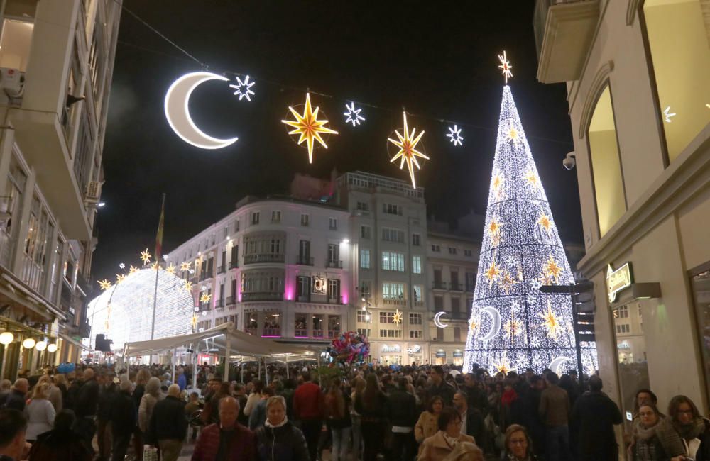 Un espectáculo de luz y sonido, actuaciones infantiles y un concierto de Siempre Así han dado la bienvenida a las fiestas en un Centro de Málaga que estrenaba luces en algunas calles.