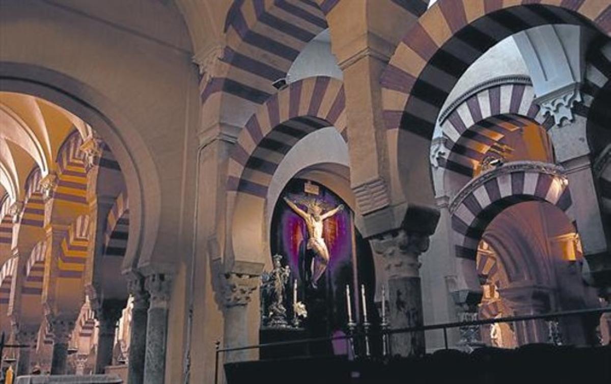 Interior de la mesquita catedral de Còrdova, amb un altar presidit per un gran crucifix i una marededéu de plata.