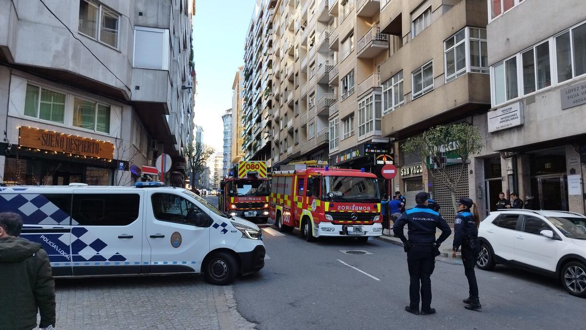 Policía y bomberos en el lugar del incendio.