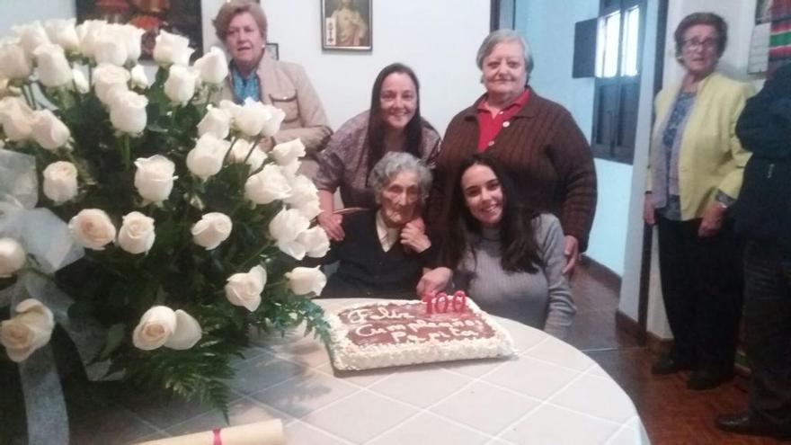 Familiares y conocidos rinden homenaje a Pepita Franco en Enguera por sus 100 años