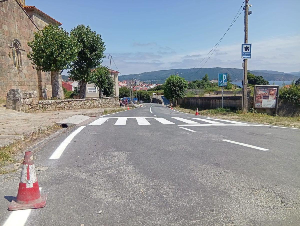 Paso de peóns ubicado á altura da igrexa de Santa María das Areas.