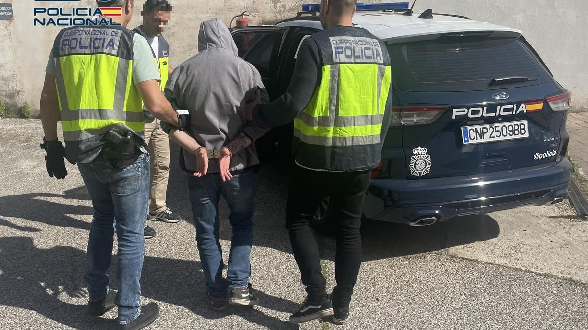 Los agentes acompañan a uno de los detenidos por el crimen de Sagunto al vehículo policial.