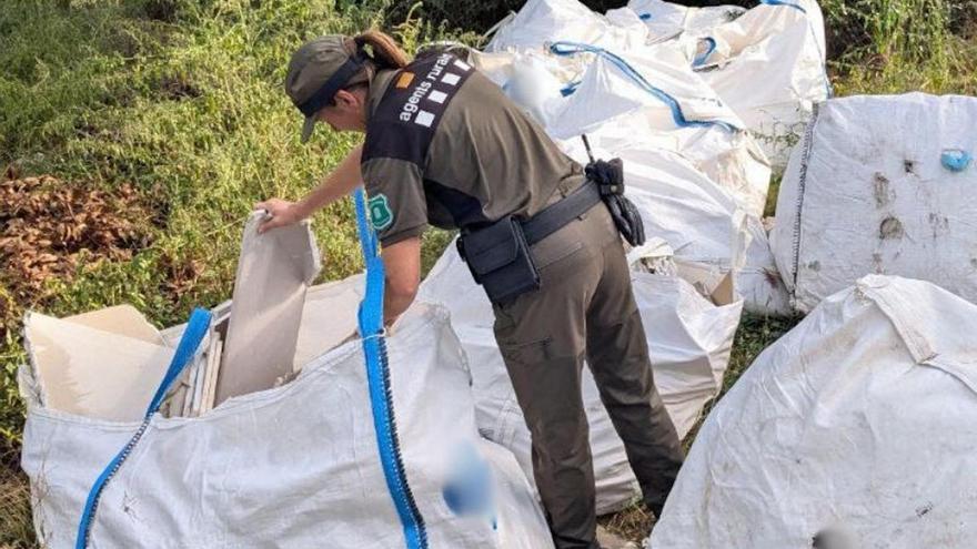 Abocament de plaques de guix que els Agents Rurals han denunciat a Vall-llobrega
