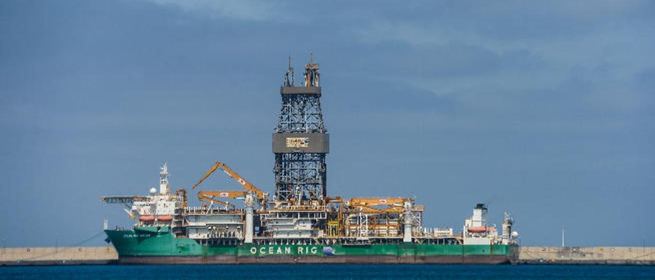 El buque perforador &#039;Ocean Rig Mylos&#039;, ayer atracado en el muelle Reina Sofía del Puerto de La Luz.