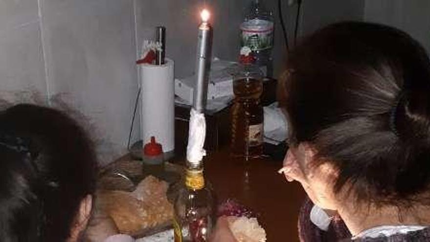 Sin luz, la familia tuvo que recurrir a alumbrarse con una vela.