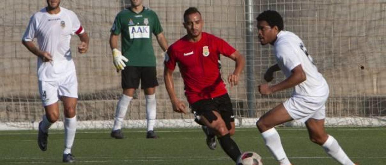 Jefrinho, autor del primer gol, conduce el balón en el partido de ayer ante el Jove Español.