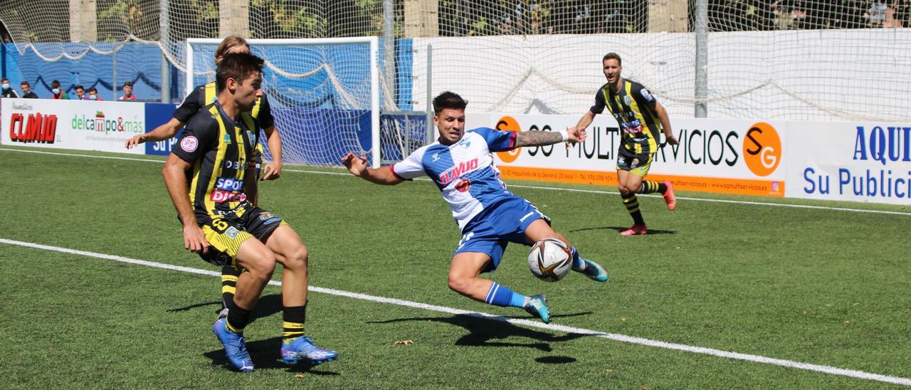 Gerardo Bonet intenta evitar el centro de un futbolista del Ebro