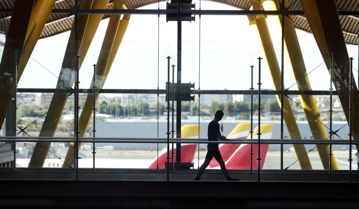 Zona de llegadas de la Terminal 4 del Aeropuerto Adolfo Suárez Madrid-Barajas, en una fotografía de archivo. EFE/JJ Guillén