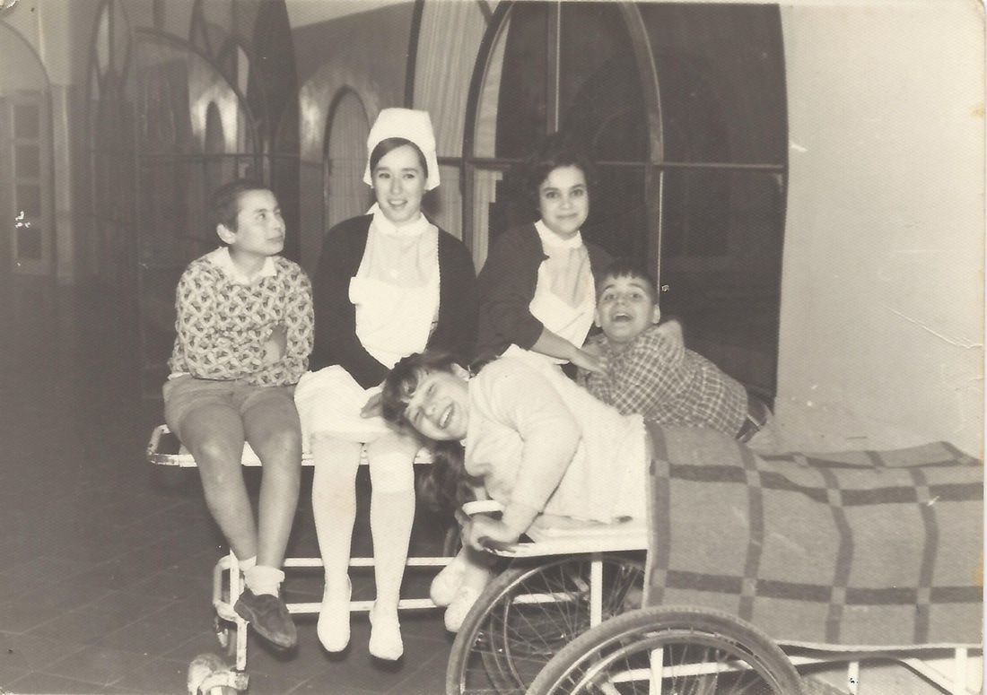 Enfermeras y niños ingresados en el Pabellón Infantil (Hospital Civil).