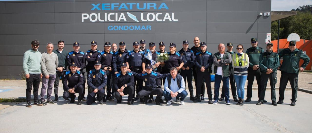 Foto de familia de policías locales y guardias civiles con Manel, tras realizarle el pasillo