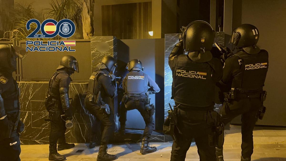 La Policía se dispone a entrar en el chalé del principal investigado en Alicante.