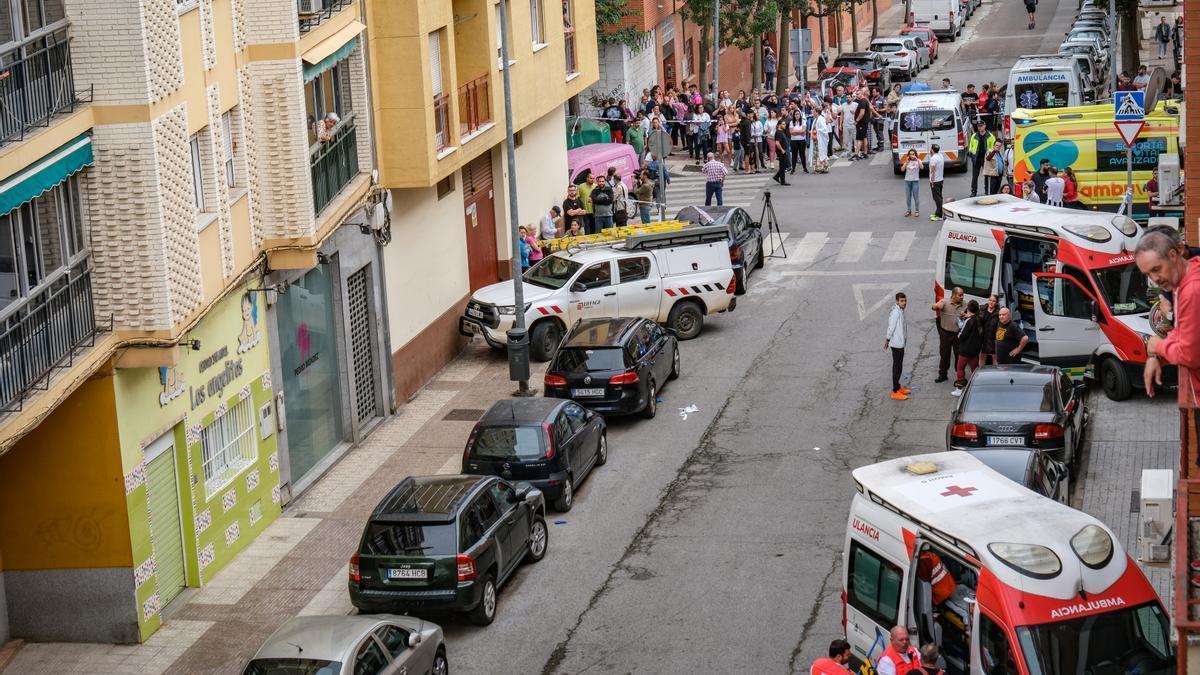 Vecinos en el cruce de la calle González Serrano con Hernando de Soto, que ha sido acordonada.