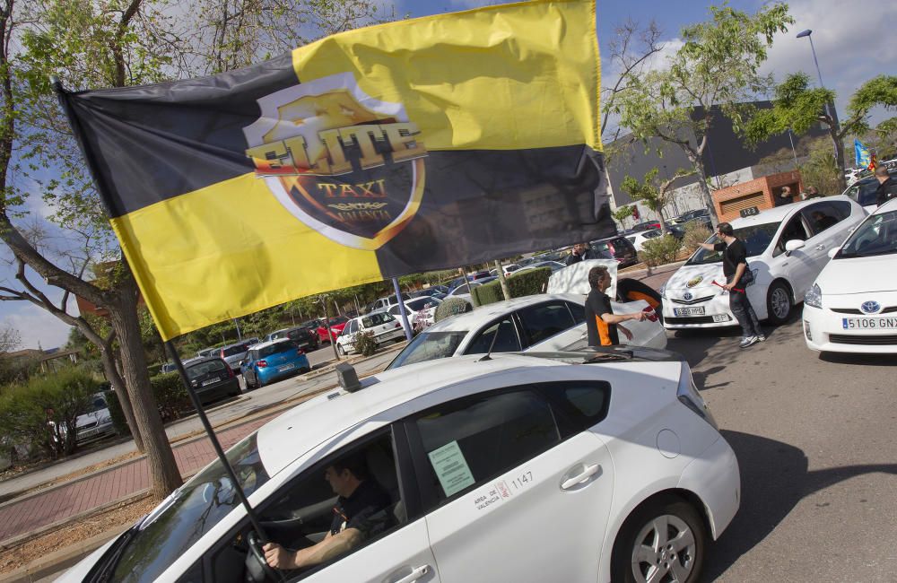 Protesta de los taxistas en Castelló contra Uber