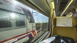 Momento del adelantamiento del AVE por parte de un Cercanías, el 22 de enero, en el trayecto inaugural de la línea Madrid-Castellón.