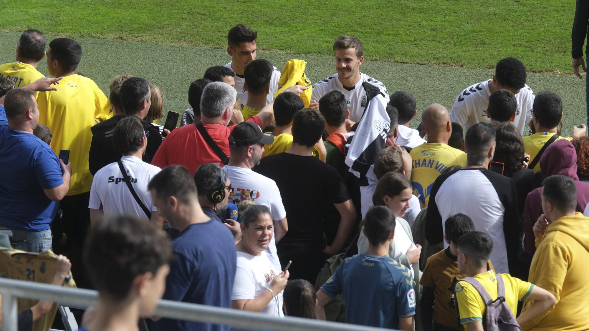 La UD Las Palmas entrena a puerta abierta