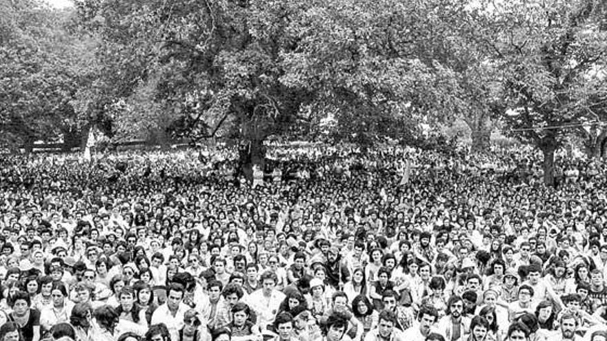 En la imagen superior la celebración del «Día de la Cultura» en Los Maizales en 1976, un año después de la muerte de Franco. Debajo, de izquierda a derecha, Pablo Iglesias, Luis Pascual, Noval, Capellín, Chus Pedro, De Pablo, José Ramón Tomás y Montes Estrada, ayer, en el Ateneo Obrero.