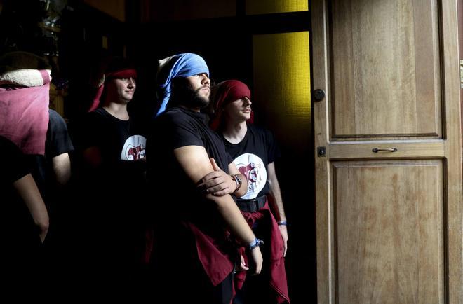 La Cofradía del Ecce-Homo sale con retraso por la lluvia en Alicante