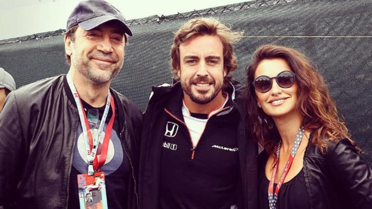 Fernando Alonso, entre Javier Bardem y Penélope Cruza poco antes del Gran Premio de Canadá que se ha disputado este domingo.