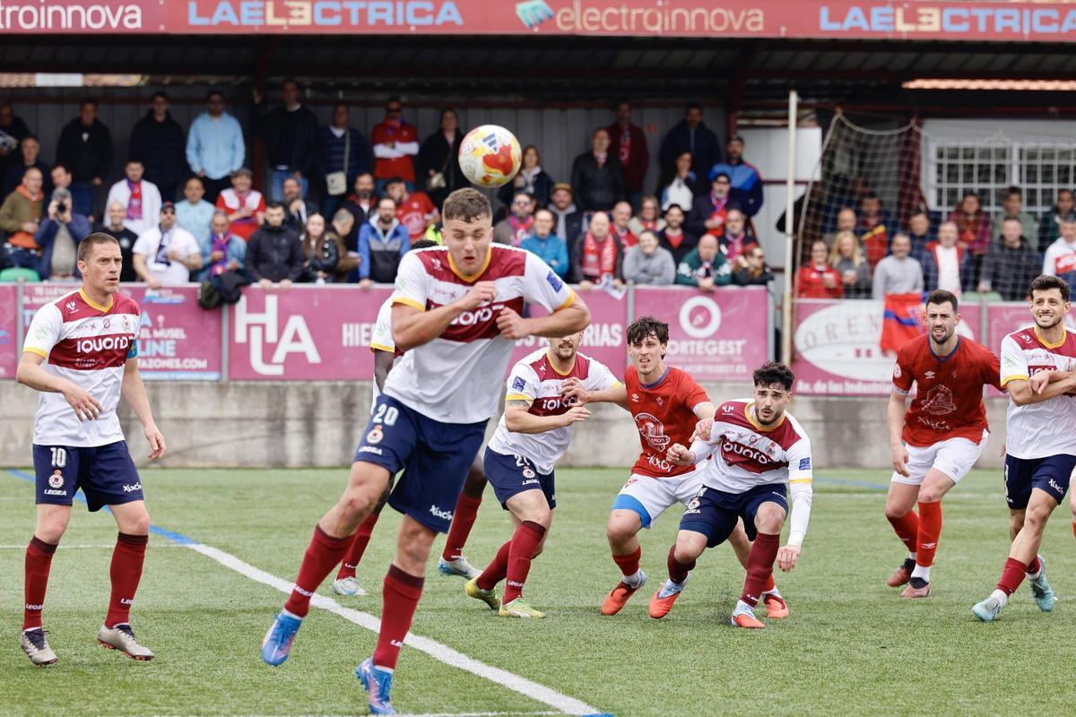 Una acción del derbi gijonés entre Industrial y Ceares del pasado domingo.