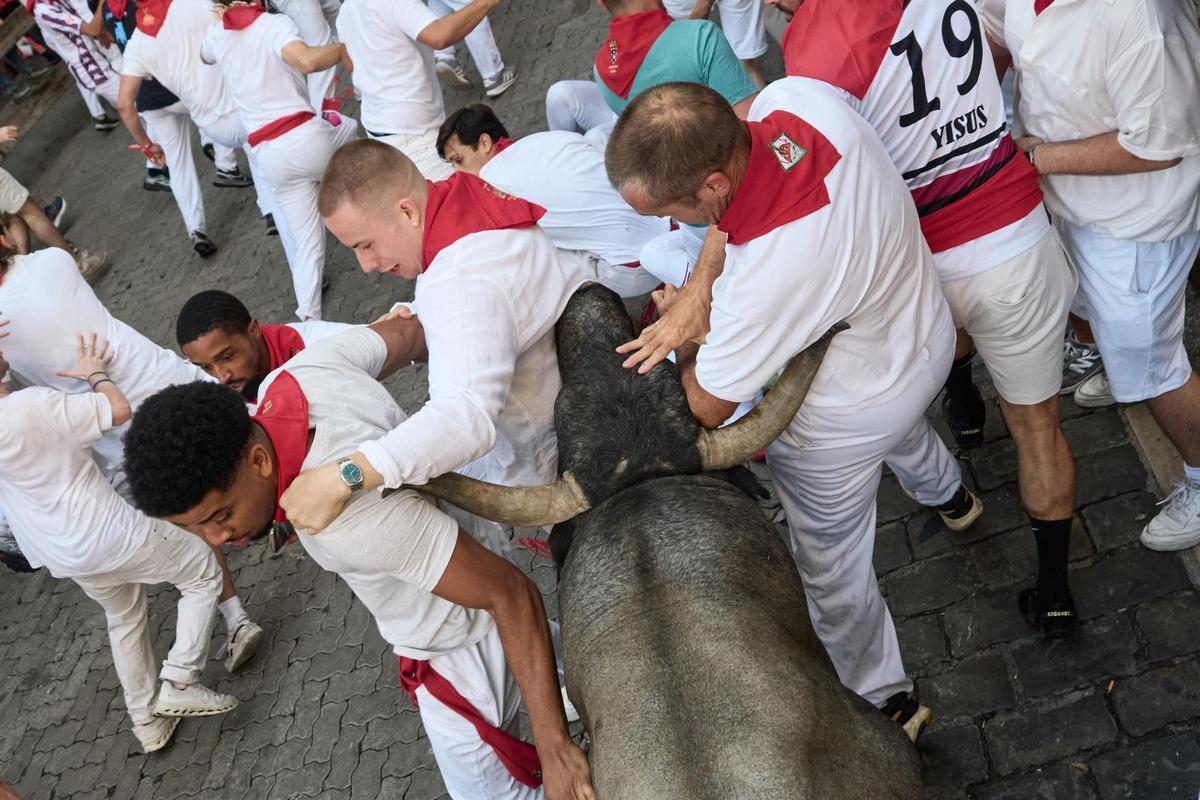 Los toros de José Escolar protagonizan un veloz y atropellado quinto encierro de los Sanfermines.