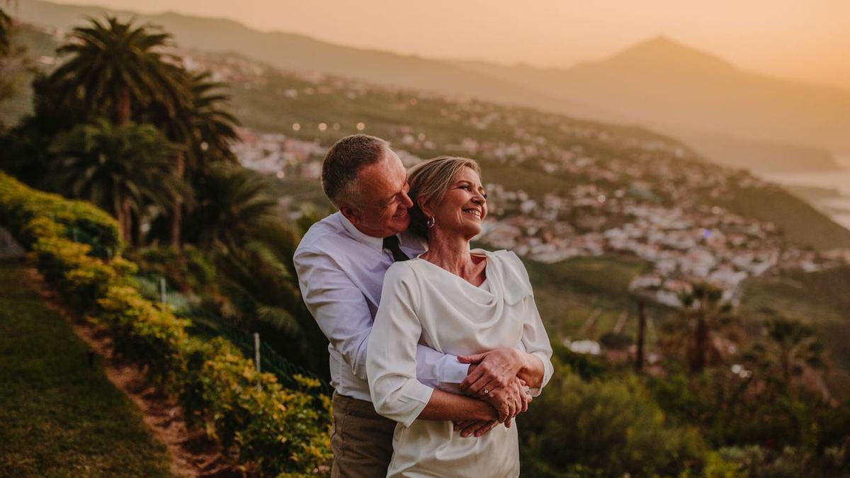 Una pareja disfruta de un atardecer en el norte de Tenerife.