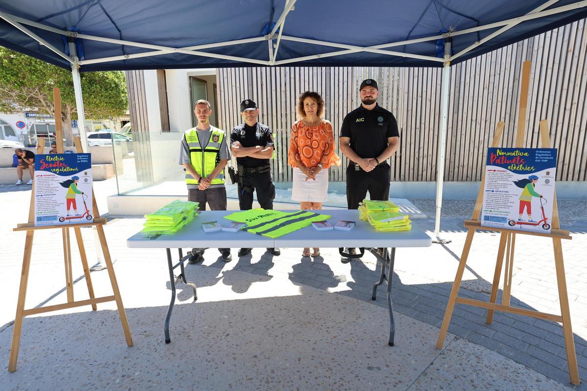 Galería: campaña de concienciación y control sobre la circulación de patinetes eléctricos en Sant Antoni