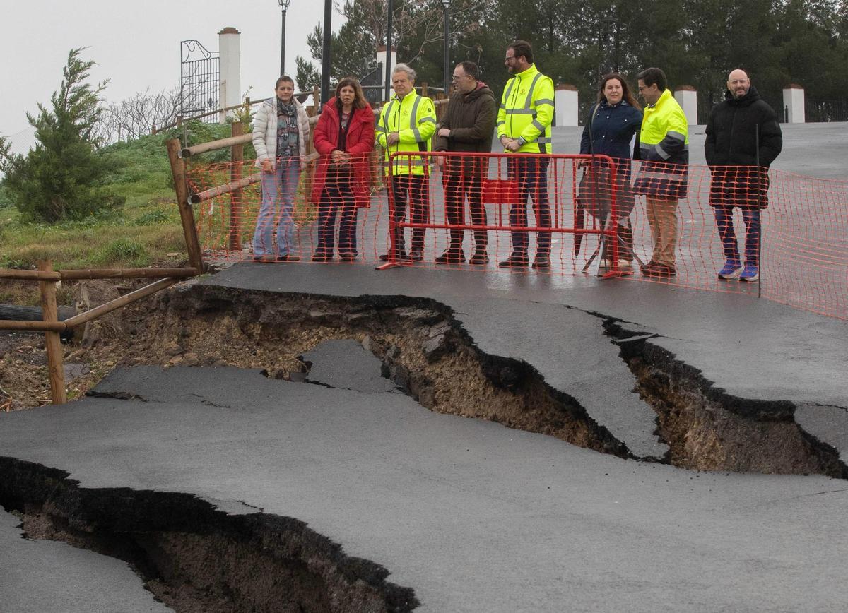 Los dirigentes de la Diputación de Córdoba y el Ayuntamiento de Benamejí observan el estado de la grieta este martes.