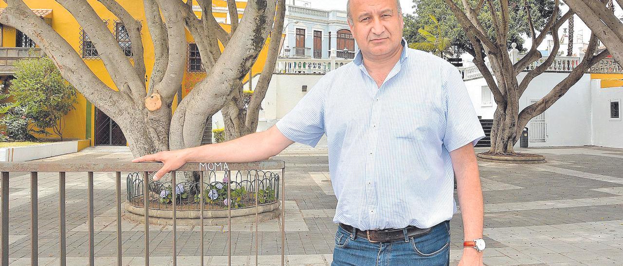 José Armengol, en la plaza de Santa Brígida durante su etapa de alcalde del municipio.