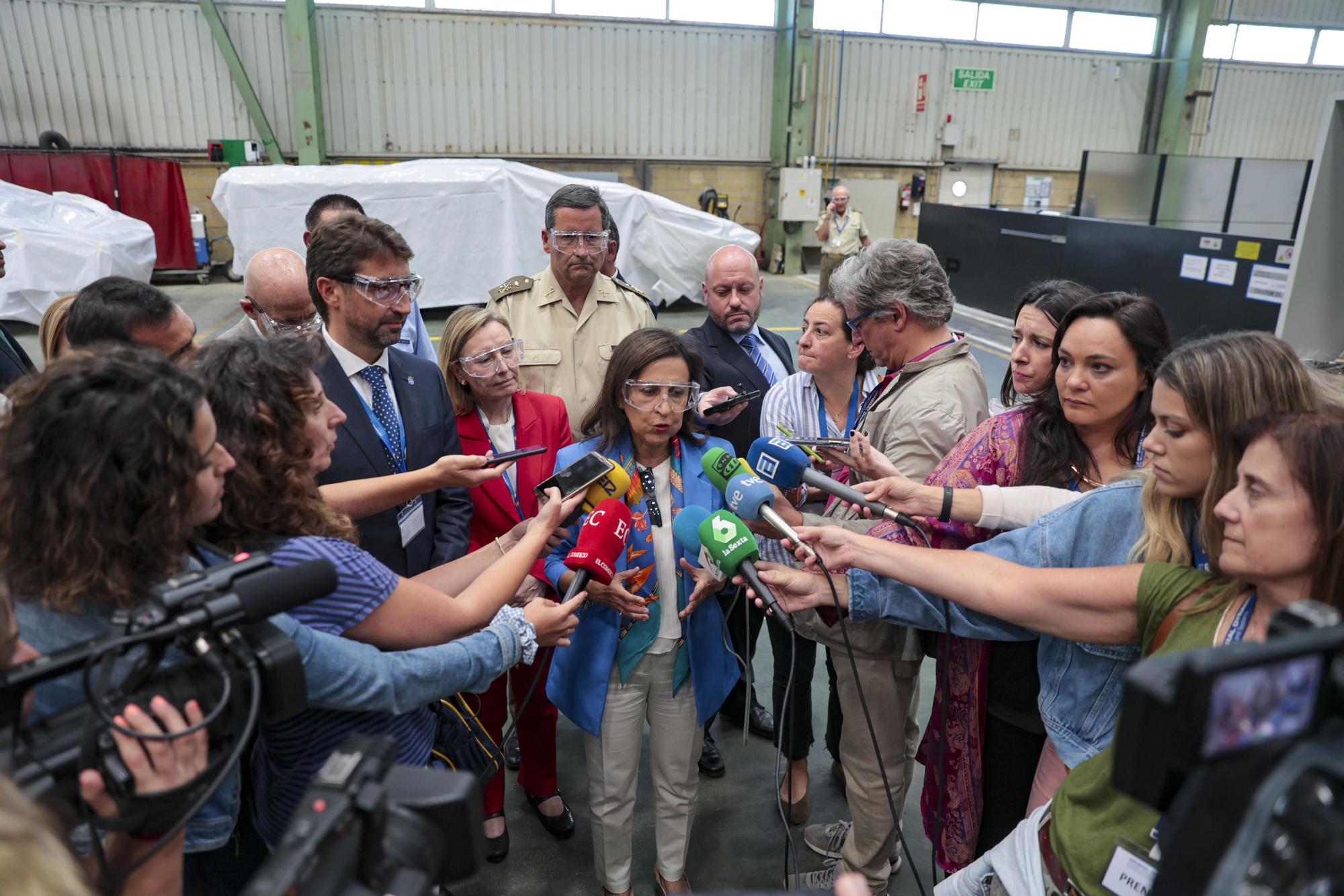 En imágenes: así fue la visita de la ministra Margarita Robles a la Fábrica de Armas de Trubia