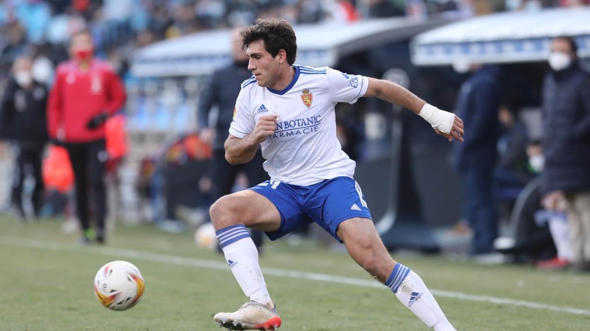 Iván Azón, durante el partido ante el Valladolid en La Romareda.