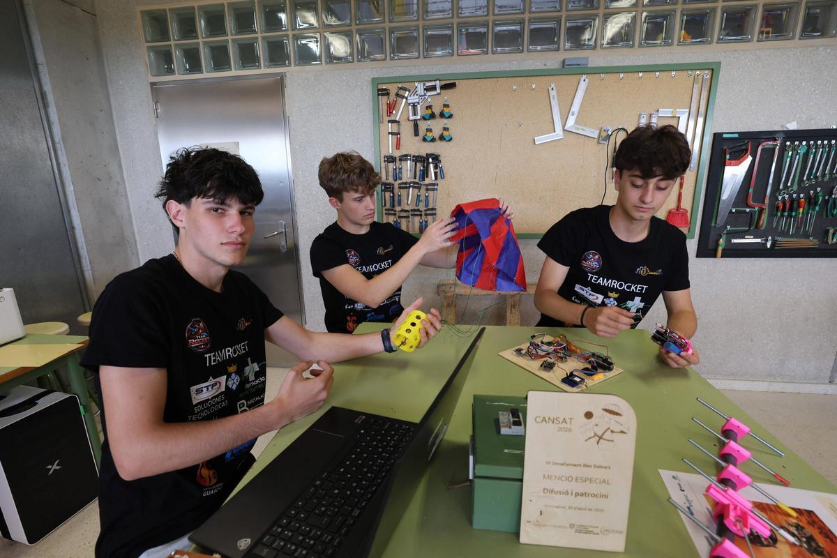 Aquí están todas las fotos de los minisatélites del instituto Balàfia Aquí están todas las fotos de los minisatélites del instituto Balàfia