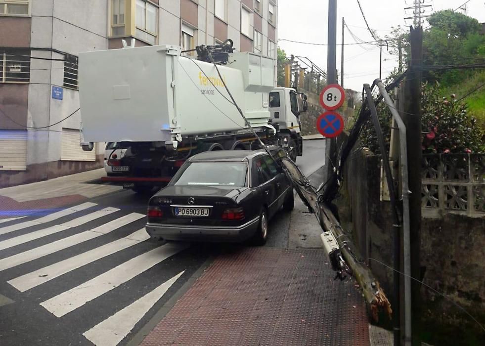 Susto en Pontevedra al caer un poste de la luz sobre un vehículo