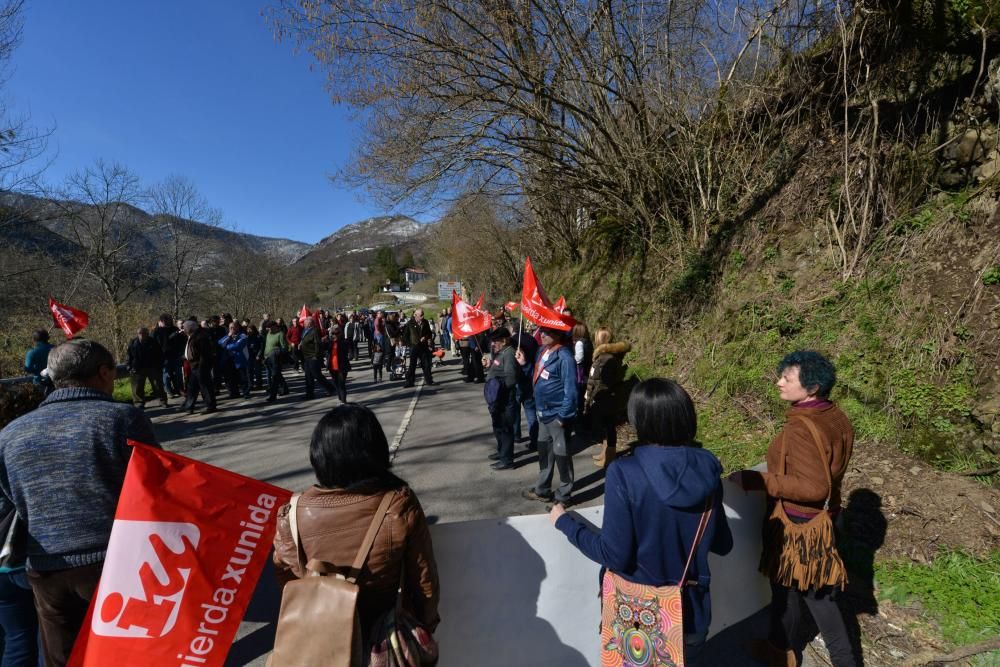 Marcha y corte de carretera en Campo de Caso para reclamar el arreglo de la carretera del puerto de Tarna