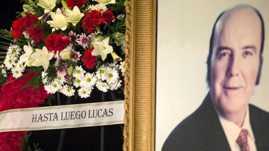 Una de les corones presents a la vetlla de l&#039;humorista Chiquito de la Calzada a l&#039;auditori de la Diputació de Màlaga.