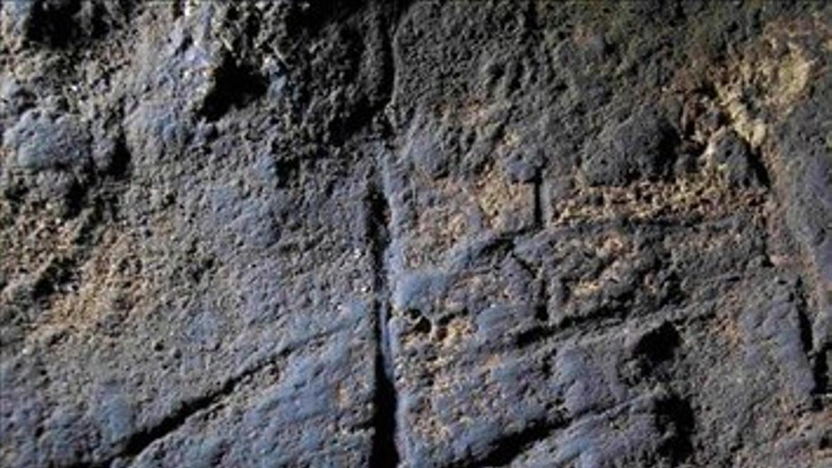 El grabado localizado en la cueva Gorham, en Gibraltar, formado por diversas líneas que se cruzan perpendicularmente.