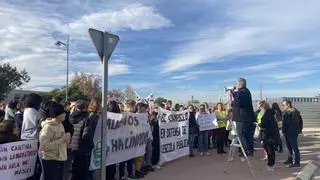 La comunidad educativa del IES Enric Valor se manifiesta por la paralización de las obras: "Es injustificable"