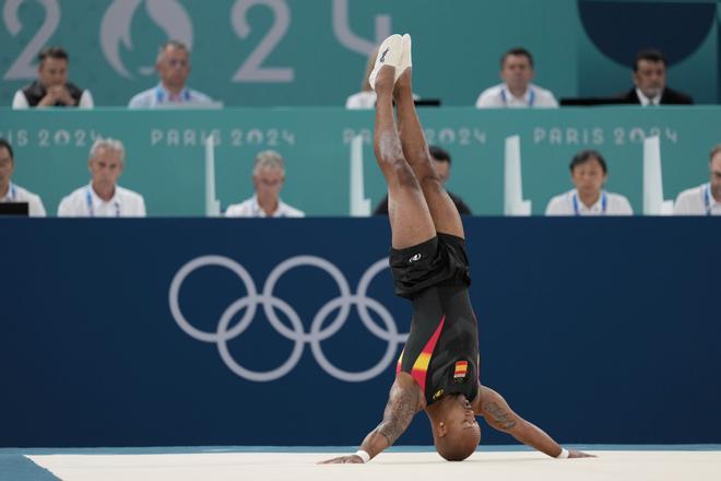 Ray Zapata durante la final del ejercicio de suelo de gimnasia artística en los Juegos Olímpicos París 2024.