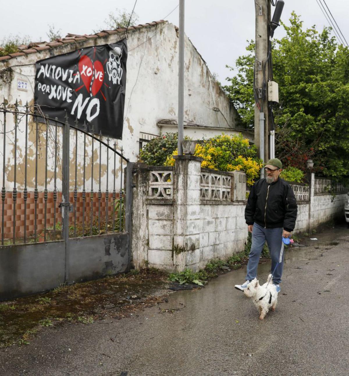 De arriba abajo, Amaro Fernández pasea con su perro junto a una pancarta de protesta en El Lauredal; la vecina de El Muselín Victoria Balsa, con un trapo en su ventana, y su vecino Pascual Martínez, poniendo un crespón en la suya. | Marcos León
