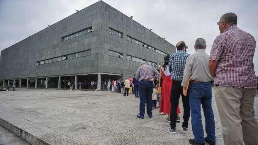 Enormes colas para conseguir entrada para el recital inaugural.