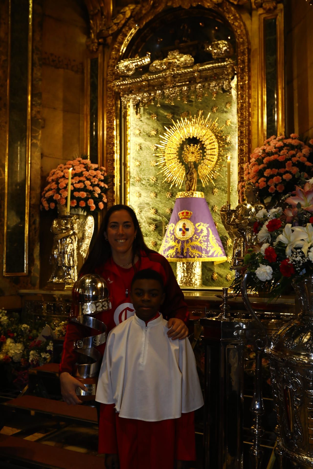 Baño de masas del Casademont Zaragoza en la plaza del Pilar y ofrenda de la Copa de la Reina a la Virgen del Pilar