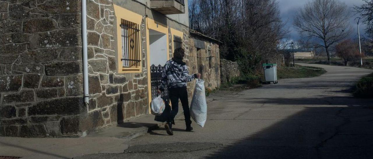 Una persona camina por un pueblo de La Carballeda. |