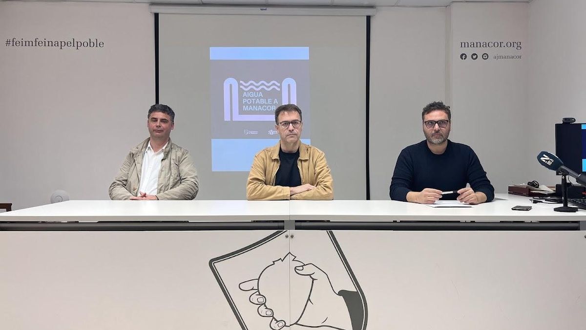 El alcalde de Manacor, Miquel Oliver (centro), este viernes cuando ha anunciado que no habrá potabilizadora.