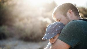 Un padre y su hijo pasando tiempo juntos