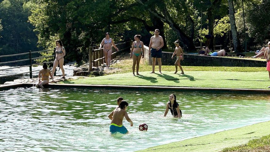 Jóvenes disfrutando de un baño, ayer, en una de las piscinas de A Carixa. | Bernabé