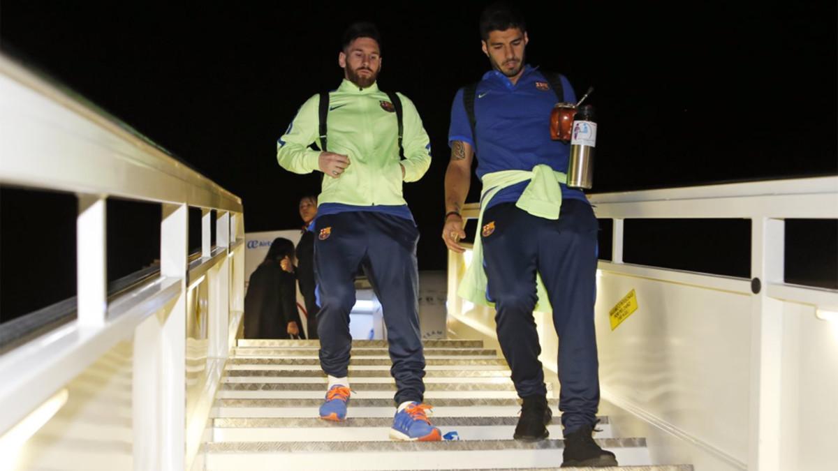 Leo Messi y Luis Suárez, bajando juntos del avión en Madrid