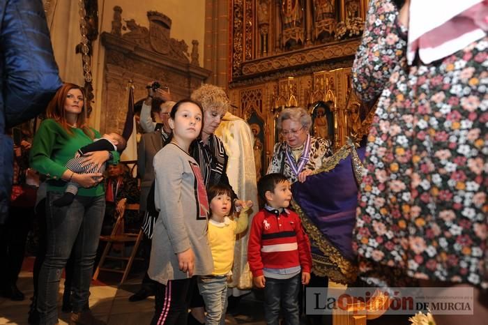 Los niños pasan por el manto de la Fuensanta