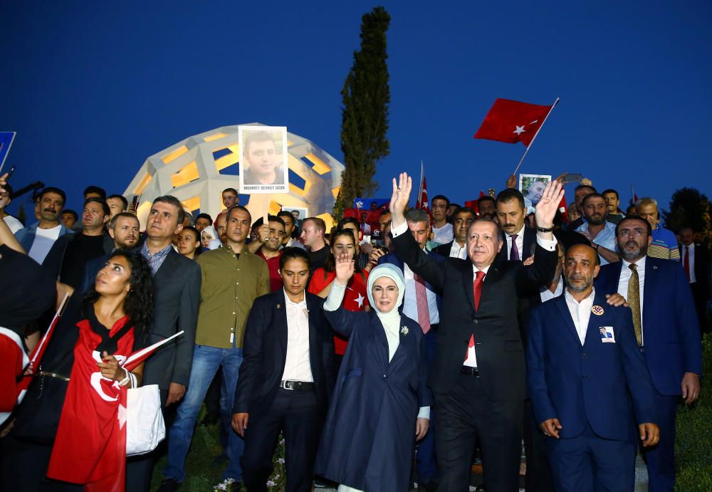 Multitudinaria marcha en Estambul en