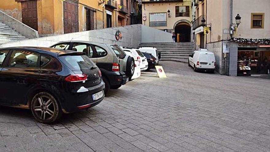 Cotxes aparcats a la plaça de Sant Pere