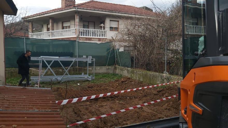 Revolución en El Condao (Laviana): los vecinos paralizan la instalación "a diez metros de las casas" de una antena de telefonía móvil de 18 metros de altura