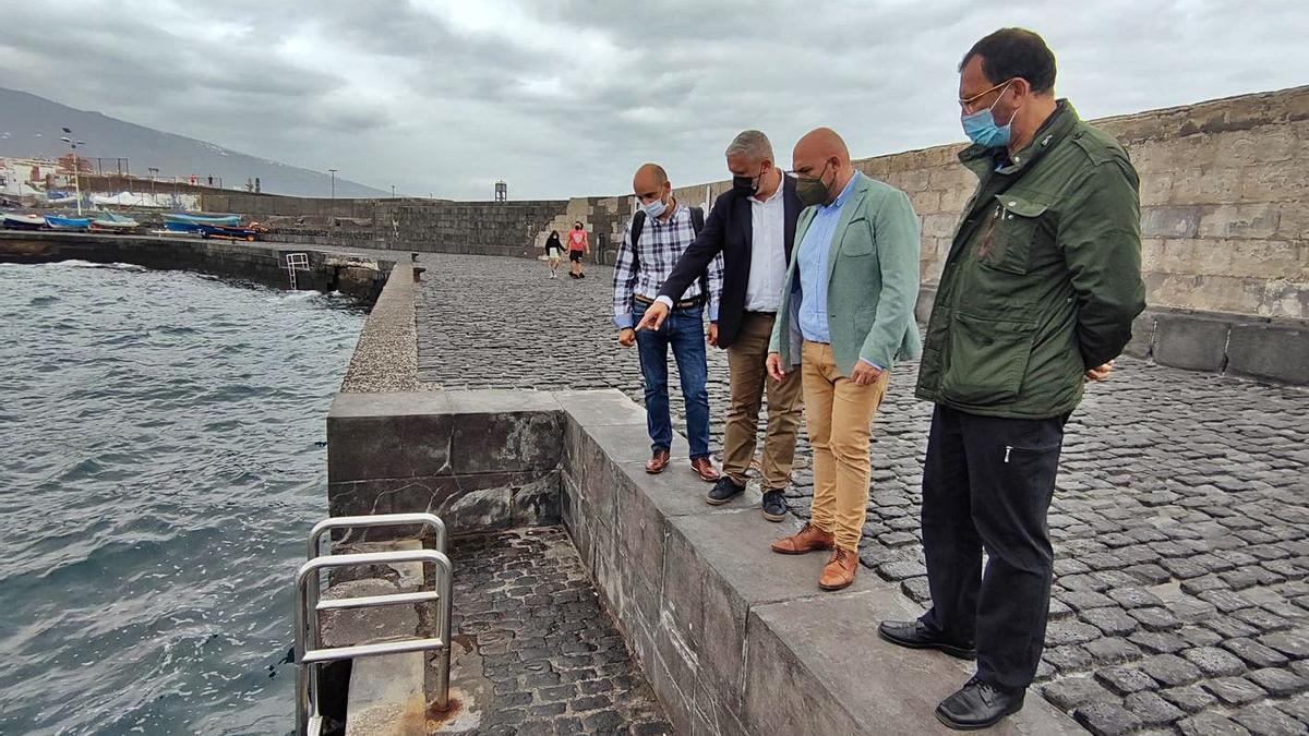 Las autoridades y los técnicos inspeccionan el muelle. | | E.D.